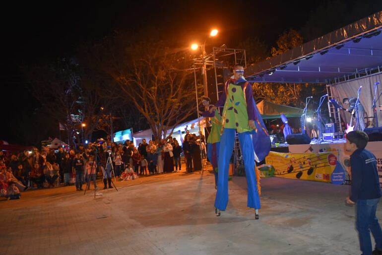 Noche de festival de la juventud en Ayolas
