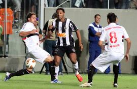 carleto-i-y-ph-ganso-d-de-sao-paulo-en-accion-ante-ronaldinho-c-de-atletico-mineiro-durante-un-partido-de-copa-libertadores-85744000000-550367.jpg