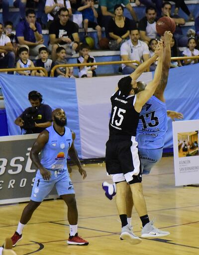 El “santo” Lloreda (13), de espaldas, esta vez fue incontenible.