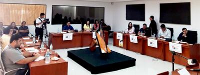 En la sesión de la Junta Municipal de Luque, el concejal y preso con permiso Rubén González Chaves se presentó como víctima de una supuesta persecución.