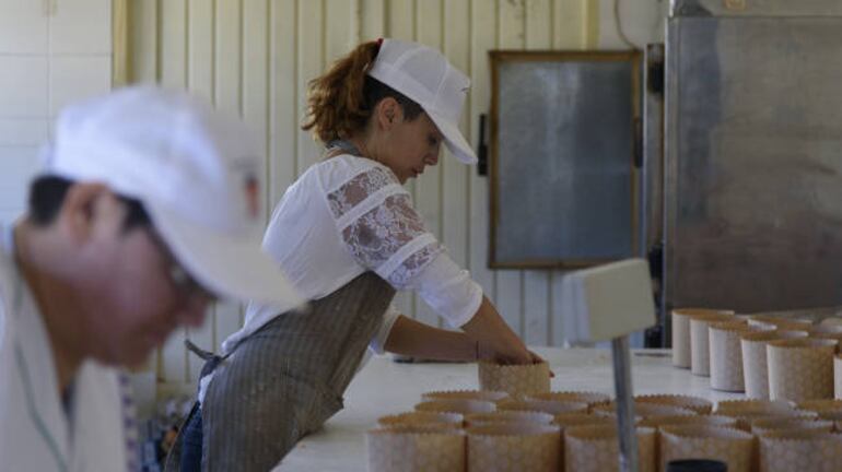 Muchas personas colaboran para la realización de los panes (Fuente: www.rionegro.com.ar)