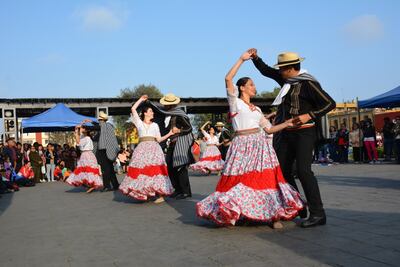Danza paraguaya en evento peruano en Lima.