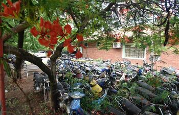 "Cementerio" de chatarras en el cuartel de la Policía Municipal de Tránsito de Asunción en el barrio Campo Grande.