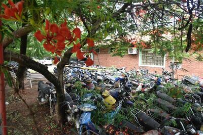 "Cementerio" de chatarras en el cuartel de la Policía Municipal de Tránsito de Asunción en el barrio Campo Grande.