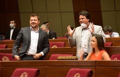 El diputado Colym Soroka (izq.), el diputado Hugo Ibarra y la vicelíder de bancada de Colorado Añetete Jazmín Narváez sesionaron ayer en la Sala Bicameral del Congreso Nacional.
