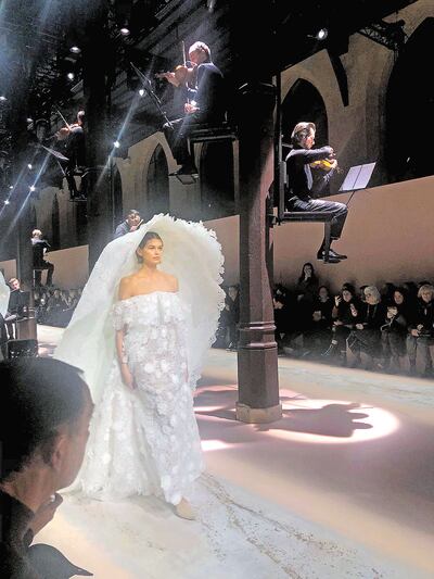 La modelo Kaia Gerber, hija de la top Cindy Crawford, muestra un vestido de novia largo.