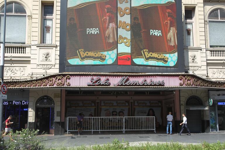El teatro Lola Membrives con las puertas cerradas. La pandemia de coronavirus,  forzó al Gobierno de la ciudad a cerrar museos y grandes salas y suspender festivales de música.