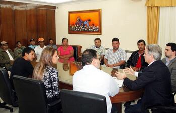 justo-cardenas-se-reunio-con-la-comision-vecinal-naranjaty-ii-de-marina-cue-en-el-local-del-indert--203137000000-1360765.jpg