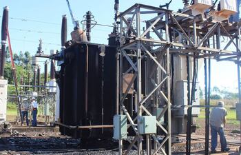 tecnicos-de-la-ande-estuvieron-trabajando-ayer-para-la-reposicion-del-transformador-que-se-incendio-en-natalio--224520000000-1440328.jpg