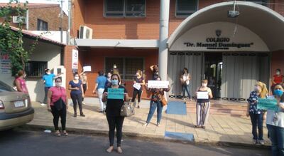 Frente al colegio Manuel Domínguez de Luque, los padres protestaron esta semana exigiendo descuentos del 50% en las cuotas.