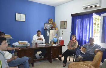 el-intendente-alejo-fretes-c-con-concejales-en-su-despacho-no-quiso-que-periodistas-asistieran-a-la-reunion--190929000000-1338268.jpg