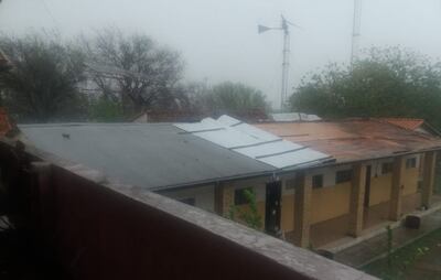 Las fuertes ráfagas de viento que trajo el temporal destecharon el techo de zinc del colegio.