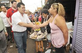 horacio-cartes-saluda-a-una-vendedora-de-pescado-en-el-mercado-4-fue-ayer-de-manana--225419000000-527023.jpg