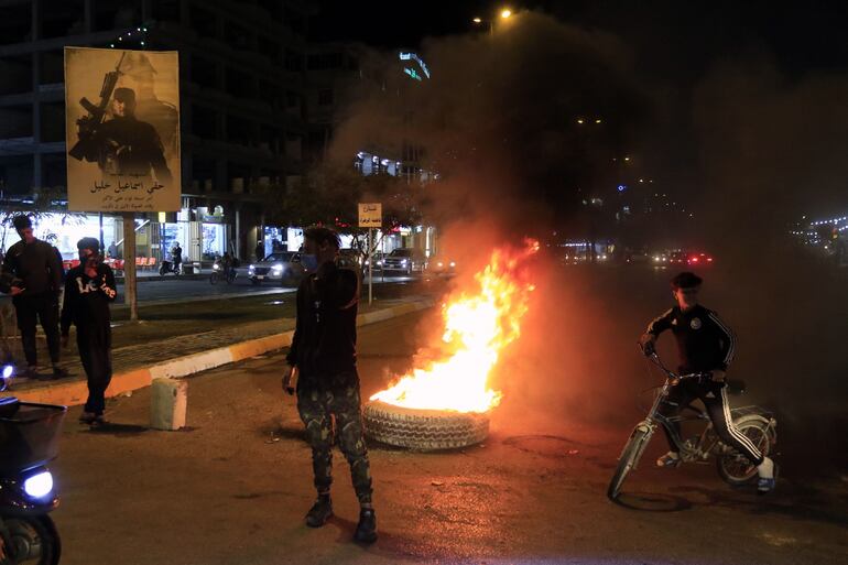 Manifestantes queman neumáticos en una avenida de la ciudad iraquí de Karbala, el martes.
