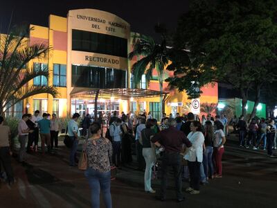 La movilización fue frente al Rectorado, donde se congregaron los estudiantes, docentes y directivos de las distintas facultades de la UNE, la primera universidad del interior del país que cuenta actualmente con 15.000 alumnos y casi 70 cursos de grado y postgrado.