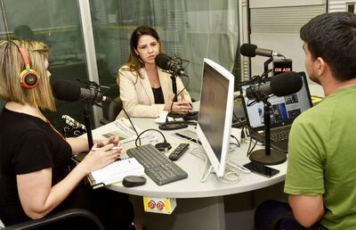 La ministra de Justicia Cecilia Pérez (c) explica a los periodistas Viviana Benítez y Carlos Ortega las medidas adoptadas para zanjar la crisis penitenciaria. Fue ayer a la mañana, en Abc Cardinal.