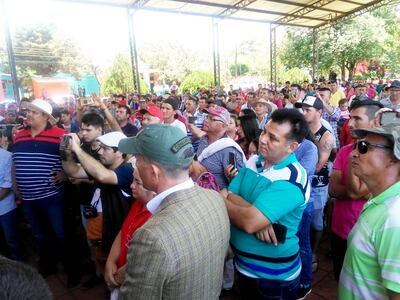 Los supuestos simpatizantes del intendente de Mayor Otaño, Pedro Chávez (ANR-cartista), tras marchar protegidos por numerosos policías se concentraron en el Polideportivo Municipal.