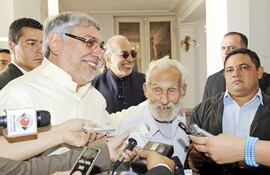 el-presidente-fernando-lugo-junto-al-ermitano-juan-pablo-genes-de-85-anos-de-edad-y-colaboradores-en-momento-de-formular-declaraciones-sobre-la-cr-210738000000-397781.jpg