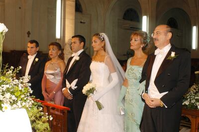 La ceremonia de bodas se realizó ante el altar de la iglesia San José. El lugar fue ambientado con flores naturales y follaje.