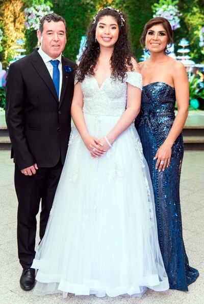 Melissa Arasy Méndez Gómez celebró sus 15 años en el Garden Club. Aquí, junto con sus padres, Ramón Méndez y Elisa Gómez.