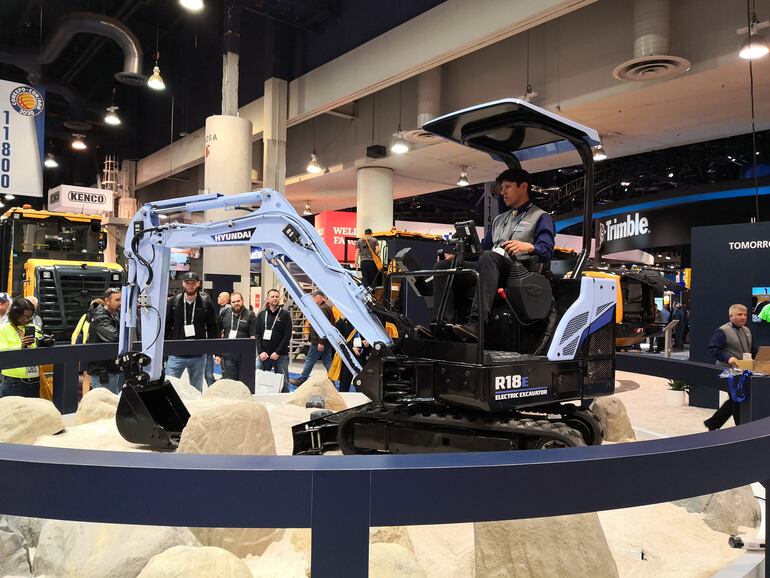 Se mostró la tecnología Hyundai Intelligence Care, incluido el Hyundai
HiASSIST (Hyundai Intelligence) para excavadoras de la serie HX.