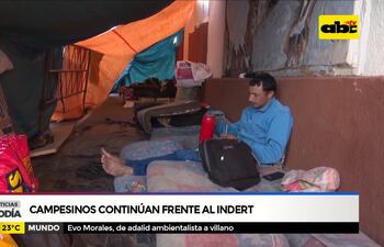 Campesinos continúan frente al Indert