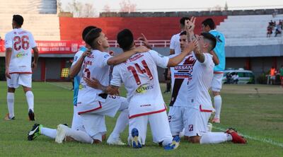 Los jugadores de River Plate celebran el gol de Brahian Ayala (14), anoche en el Este.