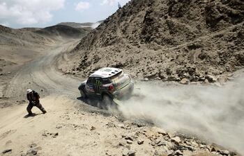 el-frances-stephane-peterhansel-compite-durante-una-etapa-del-rally-dakar-2014-180728000000-1037277.JPG