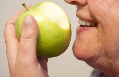 Ingerir alimentos con gran contenido líquido puede ayudar a evitar la sequedad bucal.
