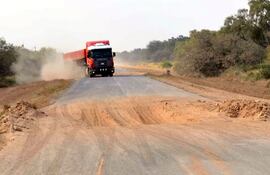 camiones-de-todo-tipo-deben-esquivar-como-pueden-los-profundos-pozos-que-se-forman-en-la-ruta-transchaco-en-el-tramo-rio-verde-mariscal-estigarrib-202432000000-1485198.jpg