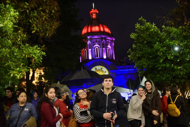 Varios jóvenes aguardando los buses para realizar los recorridos.