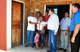 aunque-con-atraso-por-fin-numerosas-familias-de-santiago-misiones-que-vivian-en-condiciones-precarias-recibieron-para-sus-casas-de-parte-de-senavi-224024000000-1423227.jpg