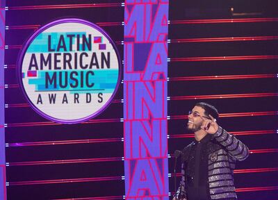Anuel AA recibe el premio a Artista favorito masculino este jueves, en los Premios Latin American Music 2019, en el Dolby Theater de Hollywood, California (EE.UU.).