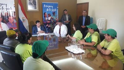 Representantes de 'Feria Granjera' con el presidente del Indert, Mario Vega