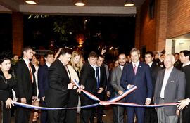 autoridades-del-gobierno-y-del-gremio-maderero-desatando-la-cinta-de-la-expo-madera-2018-anoche--211623000000-1755449.jpg