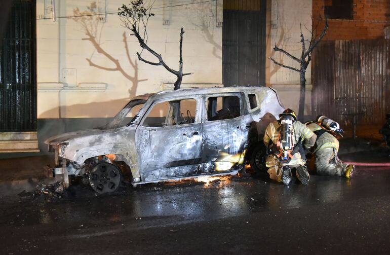 La camioneta que se incendió por completo esta madrugada.
