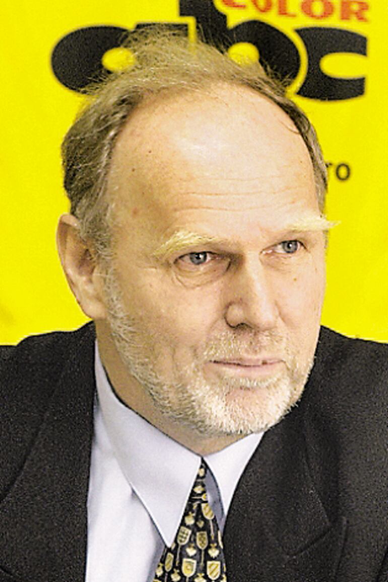 Ing. Ronaldo Dietze, rector de la Universidad San Carlos.