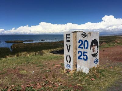 Un graffiti que muestra al expresidente boliviano Evo Morales en un muro cerca del lago Titicaca, en Bolivia.