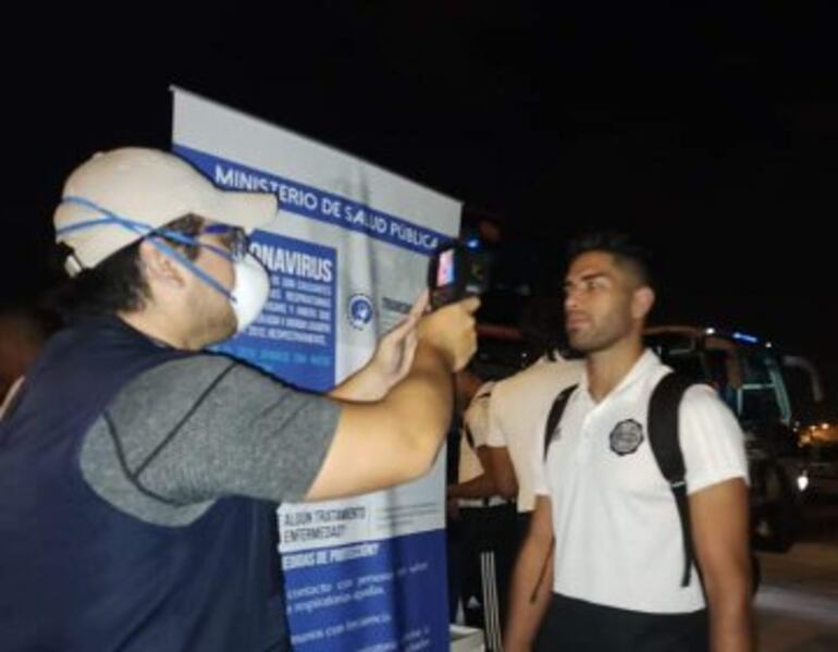 Brian Montenegro durante el control de temperatura en el aeropuerto de Manta.