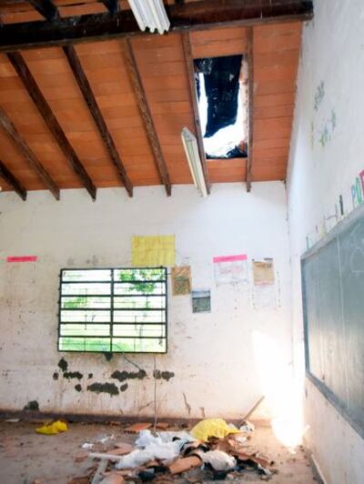 Aulas al borde del derrumbe, obras inconclusas y el reto de aprender en locales móviles constituyen los problemas que tienen que enfrentar los chicos en este nuevo año académico.