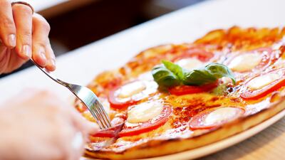 La comodidad del hogar, estar con comida a disposición todo el tiempo y no tener los apremios propios del ritmo de vida laboral, pueden conducir a un exceso en la ingesta de alimentos.