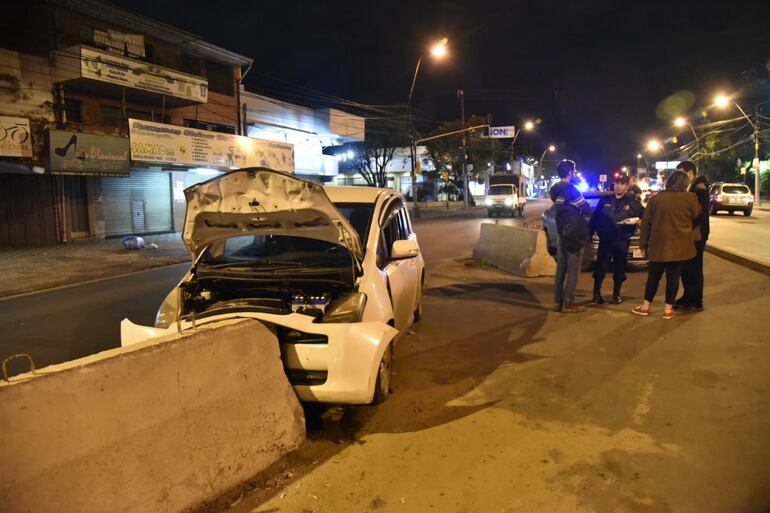 El Toyota Ractis no pudo evitar chocar contra uno de los bloques de concreto.