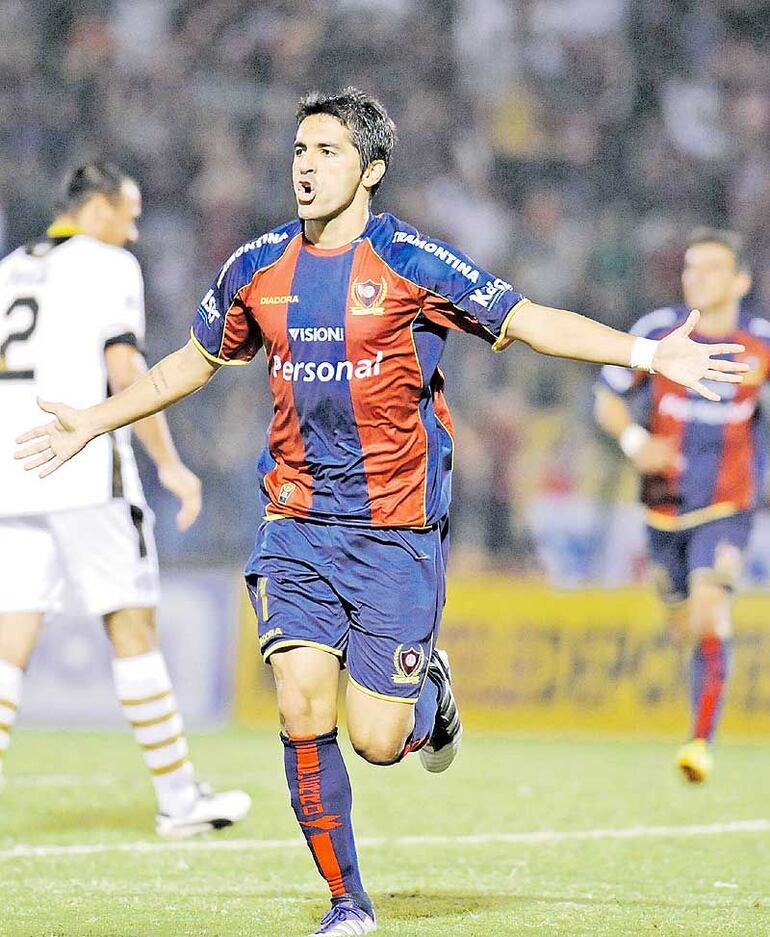 Santiago Salcedo festejando un gol con el Ciclón.