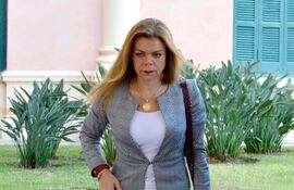 la-intendenta-de-ciudad-del-este-sandra-mcleod-llegando-a-palacio-de-gobierno-para-la-reunion-con-el-presidente--215251000000-1327839.jpg