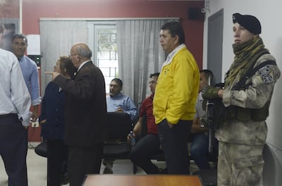 Arístides Morales (con campera amarilla), presidente de APTA, y otros dirigentes del gremio de los trabajadores del volante aguardan en la Fiscalía el momento para su declaración indagatoria.