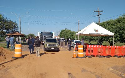 Rigurosos controles se realizan en el acceso principal a la ciudad de  Ayolas. El operativo se lleva a cabo en forma institucional las 24 horas para cortar la expansión del coronavirus.