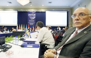 el-canciller-de-paraguay-eladio-loizaga-en-primer-plano-durante-la-reunion-preparatoria-de-la-cumbre-de-unasur--230512000000-594841.jpg