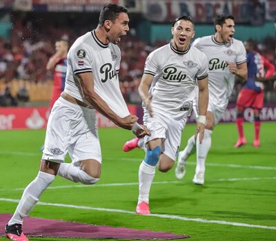 El festejo de Daniel Bocanegra, quien abrió  el marcador para el Gumarelo en el Atanacio Girardot. Sebastián Ferreira y Diego Viera se suman a la celebración.