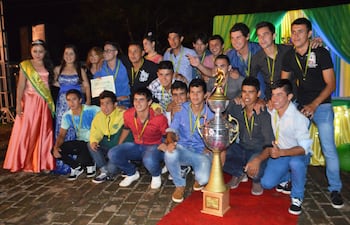 los-campeones-con-el-trofeo-y-medallas-que-conquistaron-tras-20-anos-de-larga-espera--205447000000-1523804.jpg