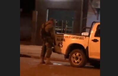 Agente de Policía grabado en vídeo mientras orinaba.